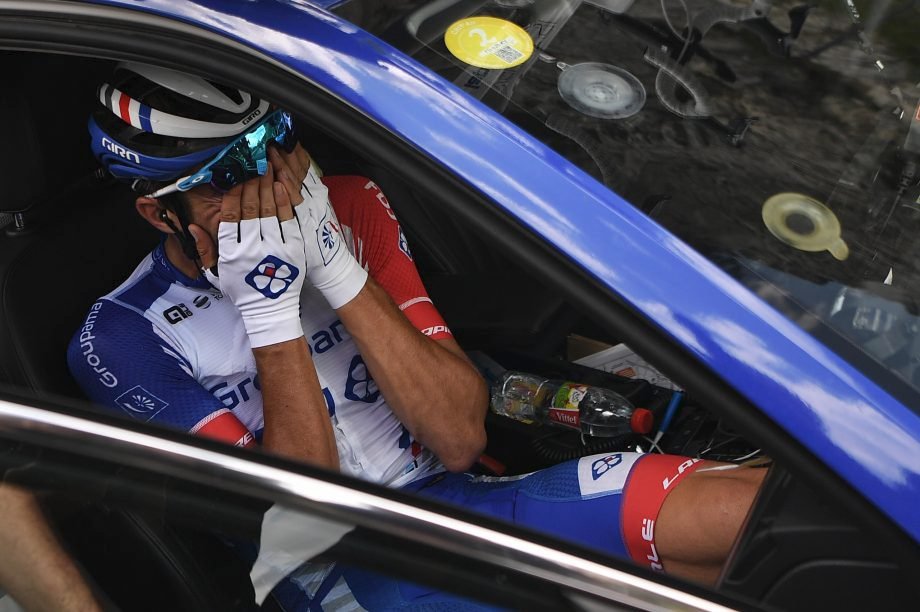 Francouzský jezdec Thibaut Pinot krátce poté, co musel vzdát během 19. etapy Tour de France