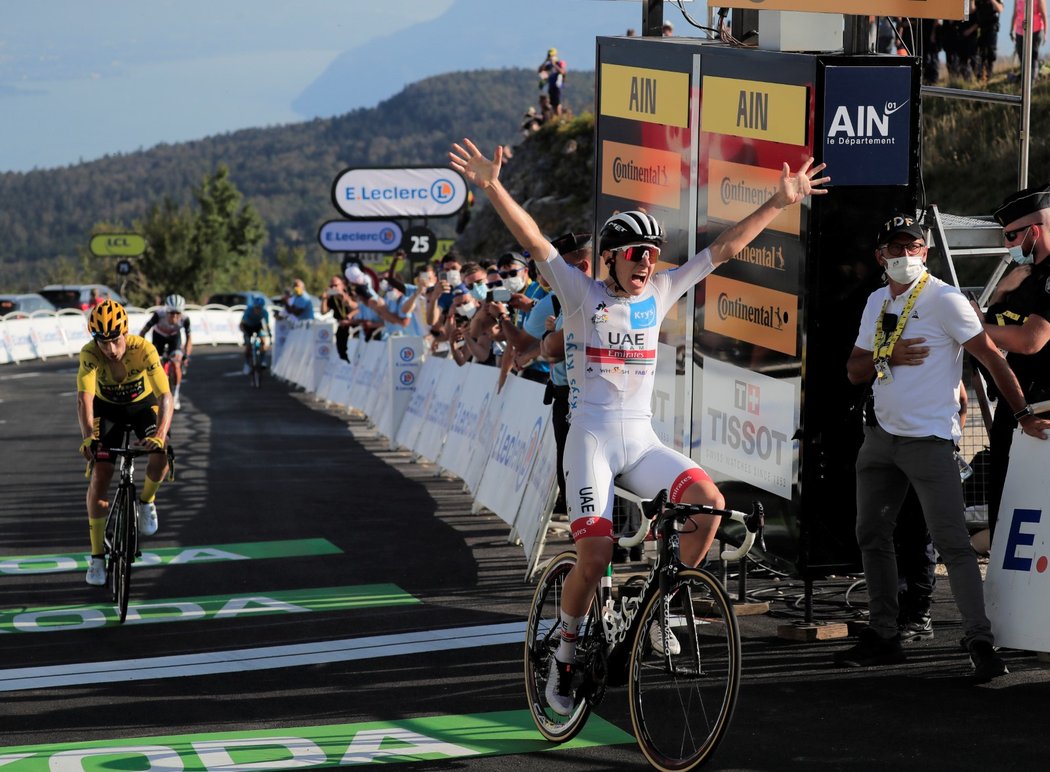 Slovinský cyklista Tadej Pogačar po výhře v královské patnácté etapě na Tour de France