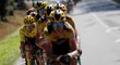 Lídr Tour de France Primož Roglič a jeho tým během 15. etapy cyklistického závodu