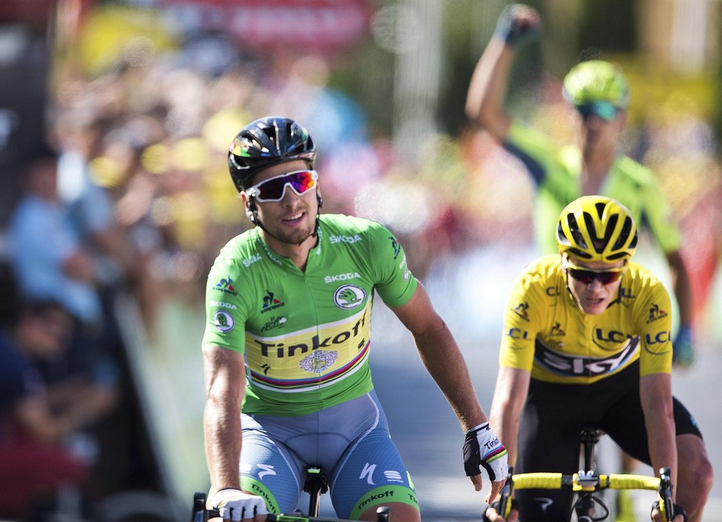 Slovenský cyklista Peter Sagan v cíli před lídrem Tour de France Chrisem Froomem