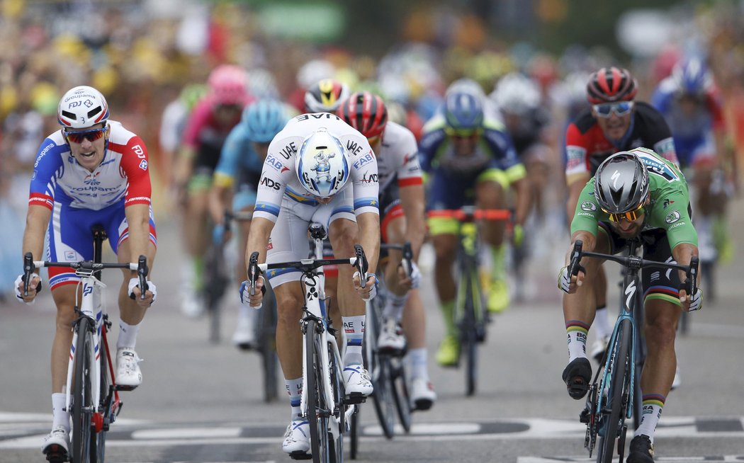 Peter Sagan si na letošní Tour připsal třetí vítězství. Ve spurtu 13. etapy porazil Nora Kristoffa.