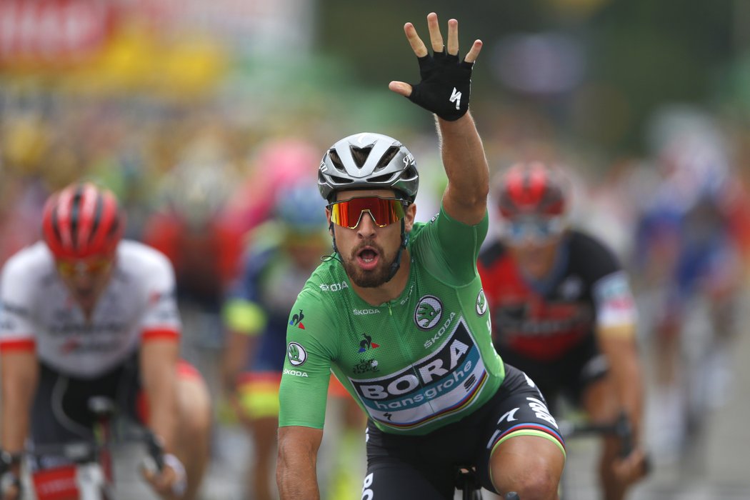 Peter Sagan si na letošní Tour připsal třetí vítězství. Ve spurtu 13. etapy porazil Nora Kristoffa.