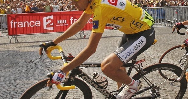 Carlos Sastre v ulicích Paříže.