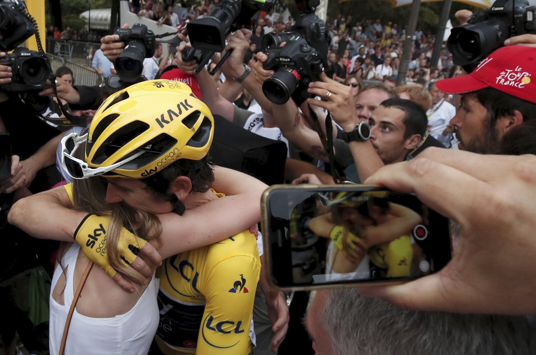 Vítěz Geraint Thomas objímá svou ženu Saru Elenovou