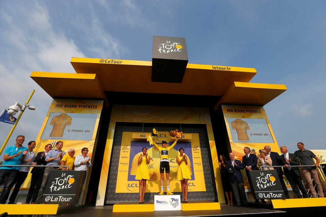 Brit Geraint Thomas oslavuje žlutý trikot po 18. etapě Tour