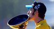 Bradley Wiggins s trofejí pro vítěze 99. ročníku Tour de France