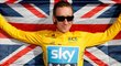 Králem jsem já. Bradley Wiggins pózuje po vítězství na Tour de France