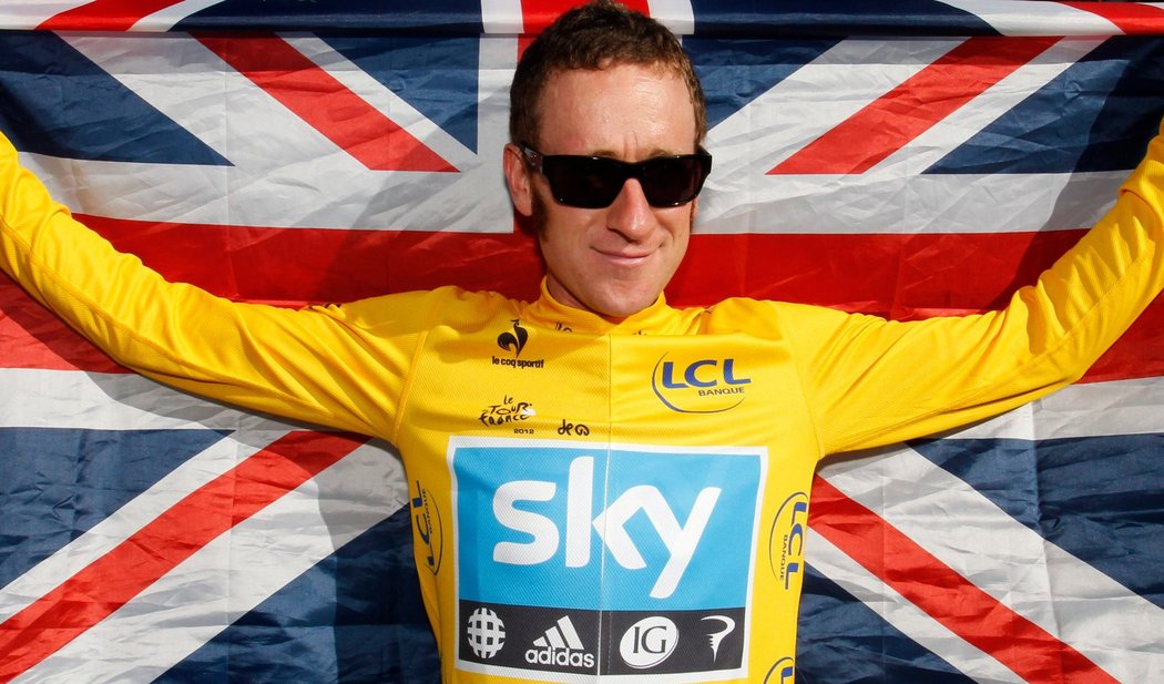 Králem jsem já. Bradley Wiggins pózuje po vítězství na Tour de France