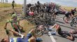 Tour de France poznamenal hromadný pád čtyřiceti cyklistů