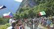 Cyklisté v jedné z náročných horských etap Tour de France v Alpách