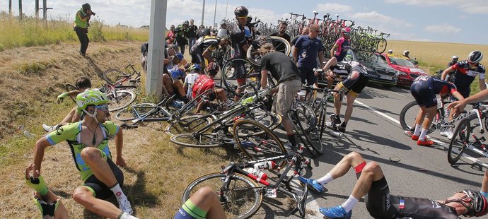 Tour de France poznamenal hromadný pád čtyřiceti cyklistů