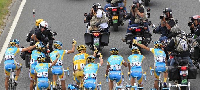 Alberto Contador si užívá své třetí vítězství na Tour de France