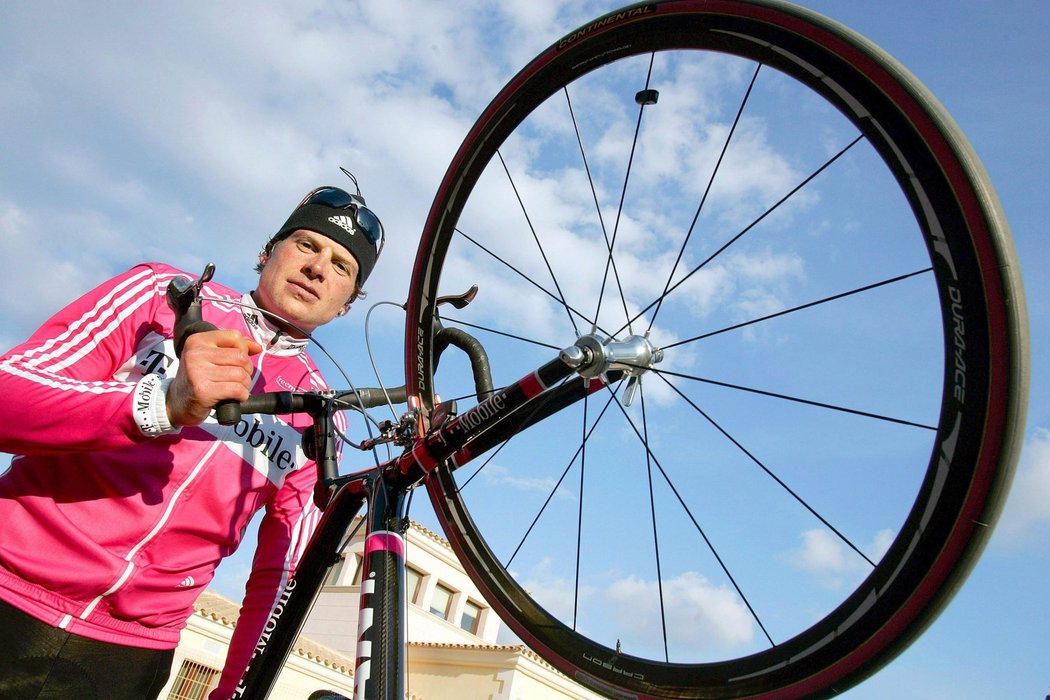 Bývalý slavný německý cyklista Jan Ullrich poprvé přiznal, že si běhe kariéry pomáhal k úspěchům krevním dopingem