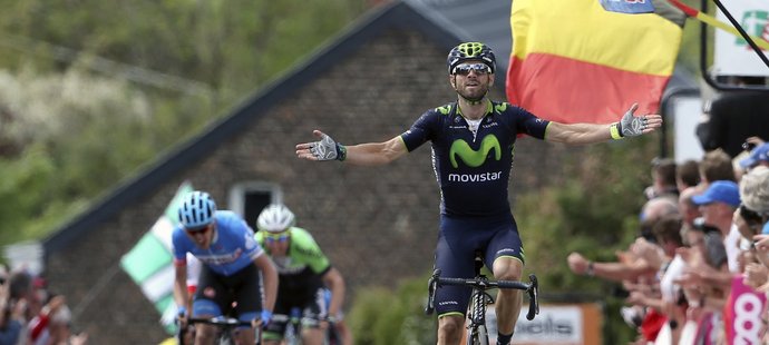 Španěl Alejandro Valverde se raduje z vítězství v klasickém závodě Valonský šíp