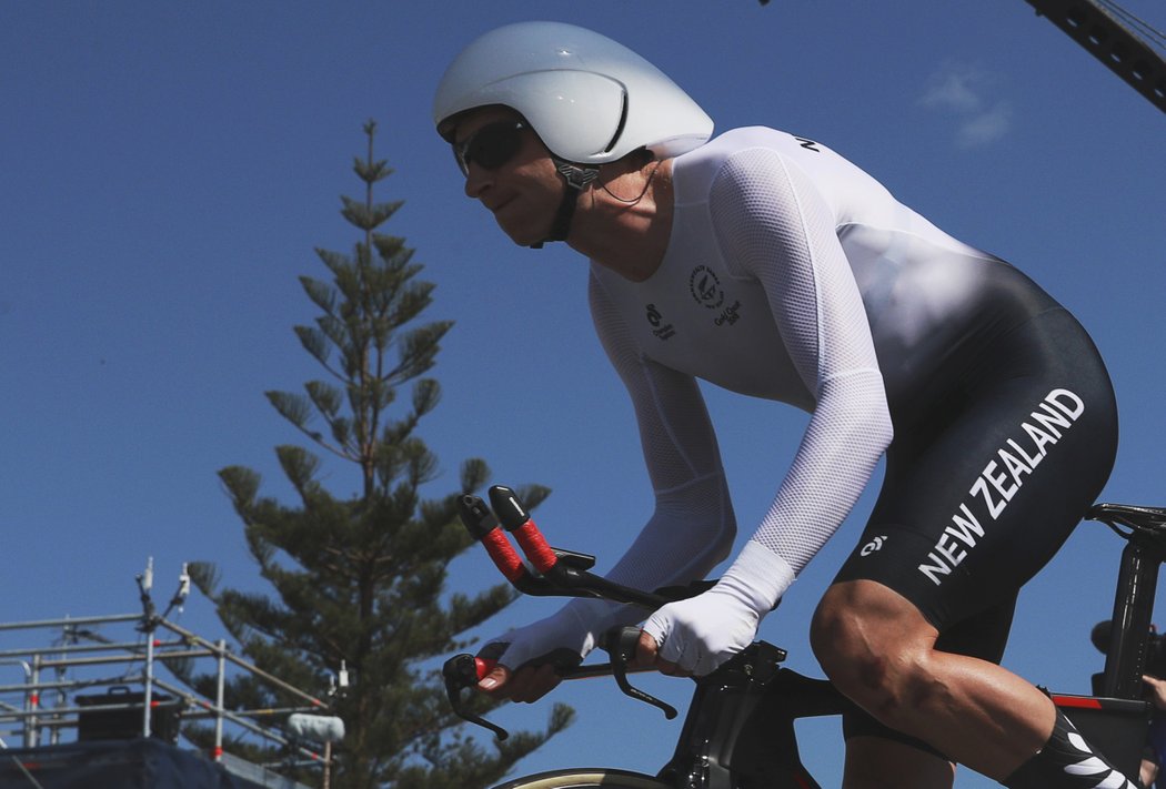 Bývalý veslař Hamish Bond reprezentuje Nový Zéland v cyklistické časovce.