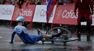 Start Vuelty: nepřízeň počasí, řada pádů. Týmovou časovku vyhrál Bardetův tým