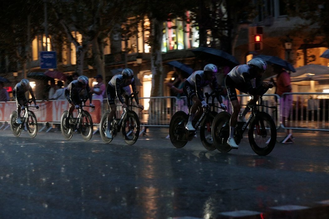 Deštivou časovku na úvod cyklistické Vuelty ovládl tým dsm-firmenich