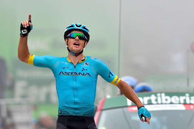 Jakob Fuglsang ovládl horskou 16. etapu letošní Vuelty a ve 34 letech si dojel pro první výhru na jednom ze tří největší etapových závodů Jakob Fuglsang ovládl horskou 16. etapu letošní Vuelty a ve 34 letech si dojel pro první výhru na jednom ze tří největší etapových závodů