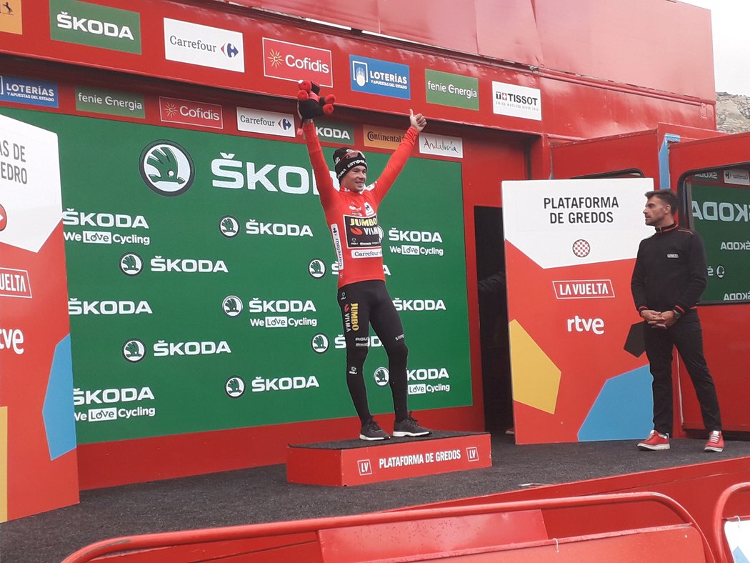 Slovinský cyklista Primož Roglič uhájil v poslední horské etapě Vuelty vedení a k premiérovému triumfu v závodě Grand Tour mu stačí v neděli dojet do cíle