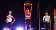 Remco Evenepoel slaví na stupních vítězů s trofejí po vítězství na Vueltě