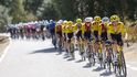 Peloton na trati 15. etapy španělské Vuelty