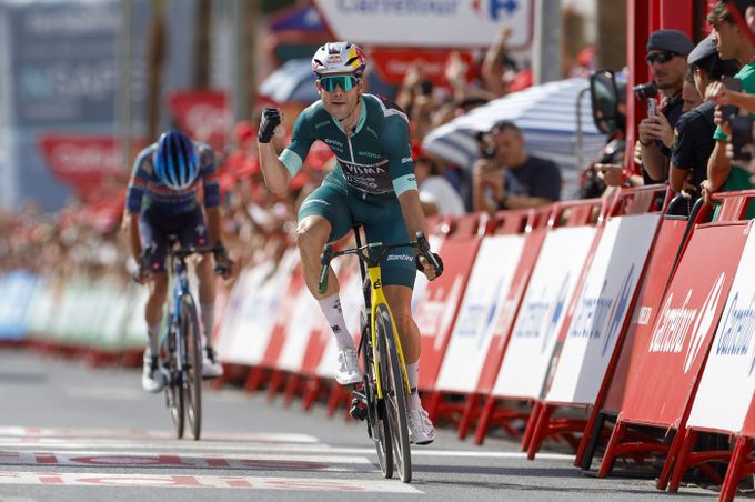Třináctou etapu Vuelty ovládl Belgičan Van Aert. V červeném dresu jede nadále Mas Třináctou etapu Vuelty ovládl Belgičan Van Aert. V červeném dresu jede nadále Mas