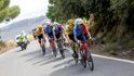 Cyklisté na trati 13. etapy španělské Vuelty