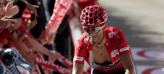 Alejandro Valverde projíždí cílem čtvrté etapy Vuelty po pádu 20 kilometrů před cílem jako devětatřicátý