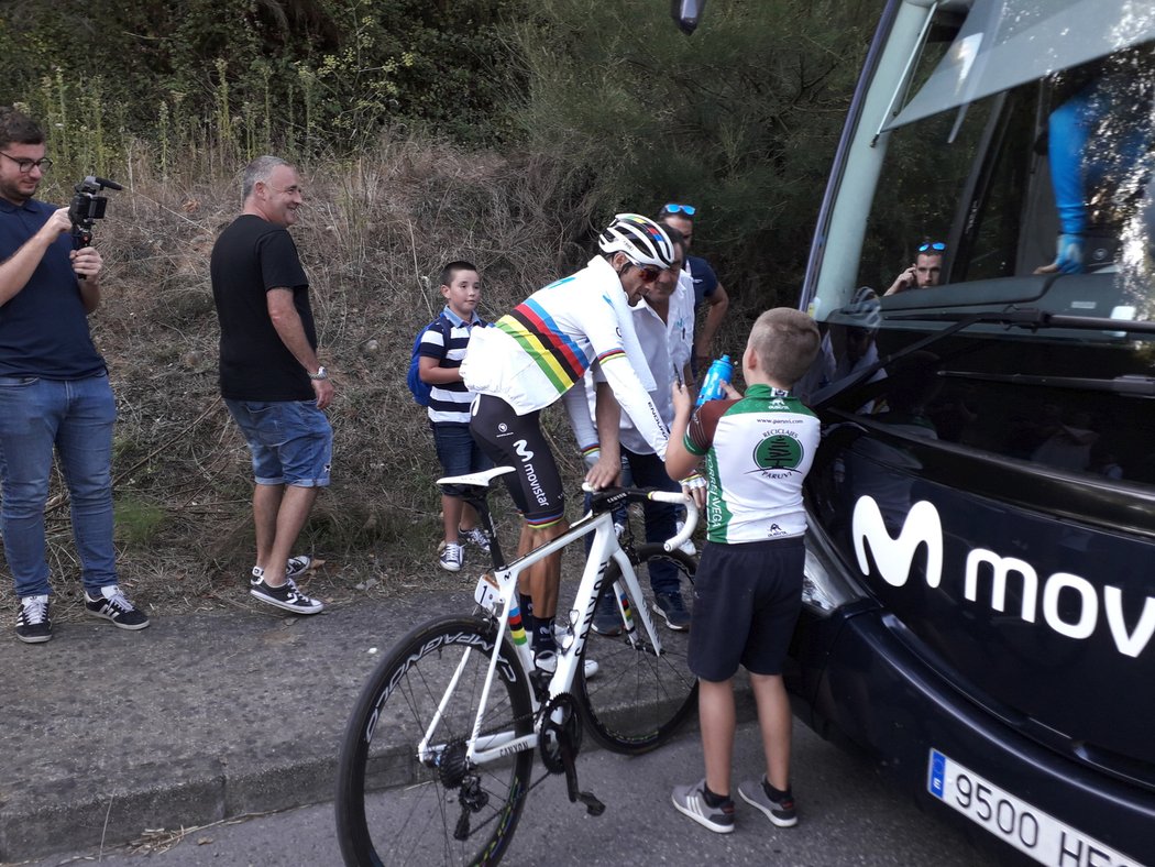 Alejandro Valverde rozdává podpisy na loňské Vueltě