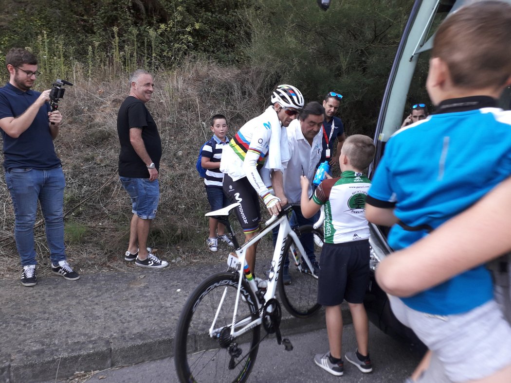 Alejandro Valverde rozdává podpisy na loňské Vueltě