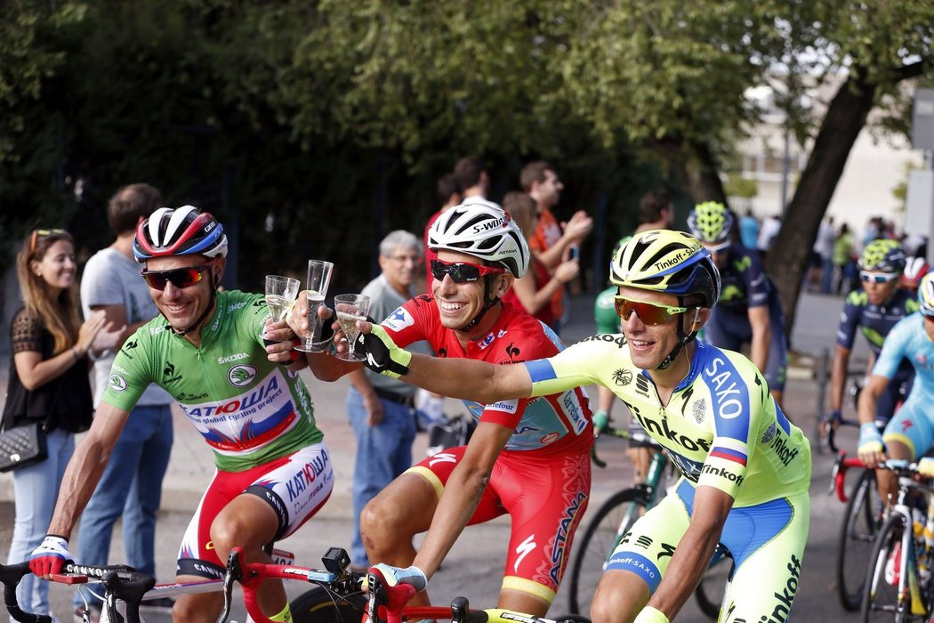 Italský cyklista Fabio Aru z týmu Astana v červeném trikotu lídra už na startu závěrečné etapy slavné Vuelty věděl, že o konečný triumf nepřijde a rád si připil se Španělem Joaquimem Rodriguezem ze stáje Kaťuša a Polákem Rafaelem Majkou z týmu Tinkoff-Saxo.