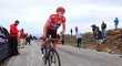 Chris Froome i přes pád na Vueltě stále vede