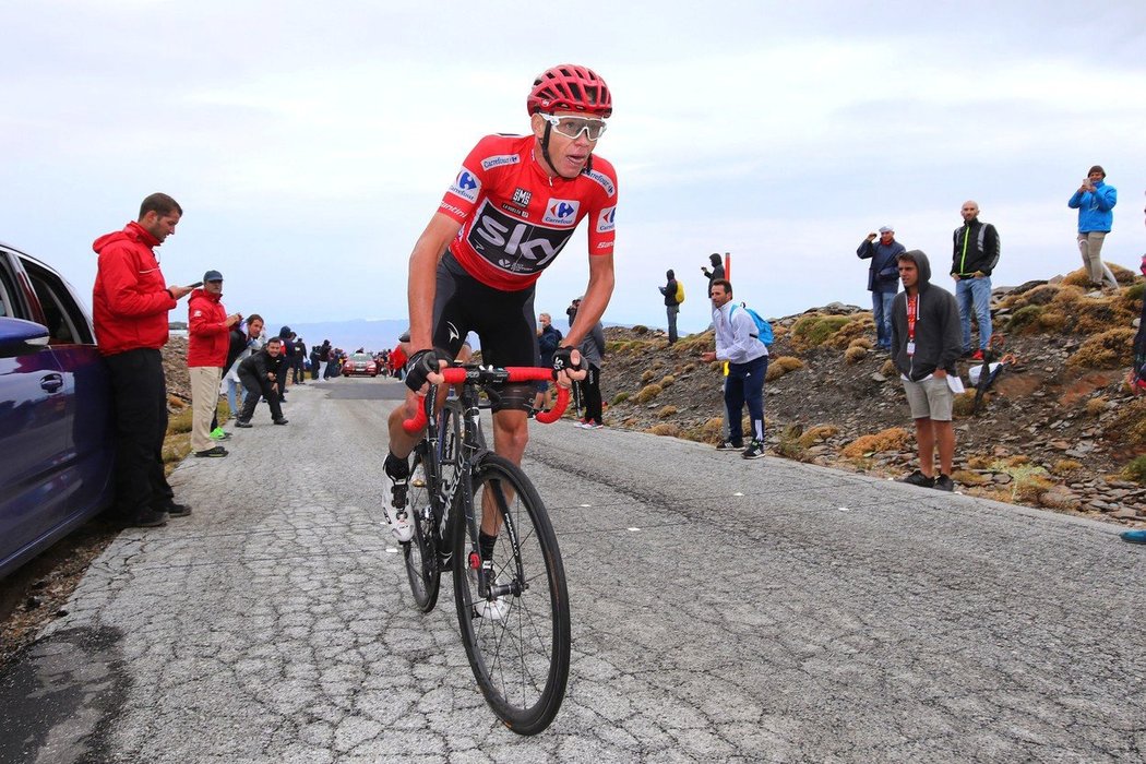 Chris Froome i přes pád na Vueltě stále vede