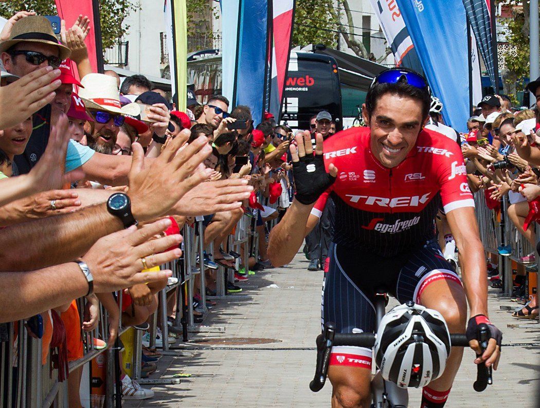 Loučící se cyklistická hvězda Alberto Contador zdraví své fanoušky