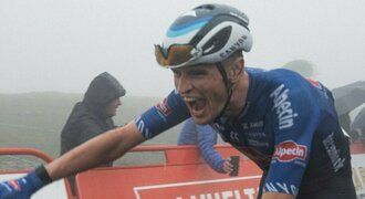 Vuelta v mlze: etapový triumf získal Australan Vine, závod vede Evenepoel