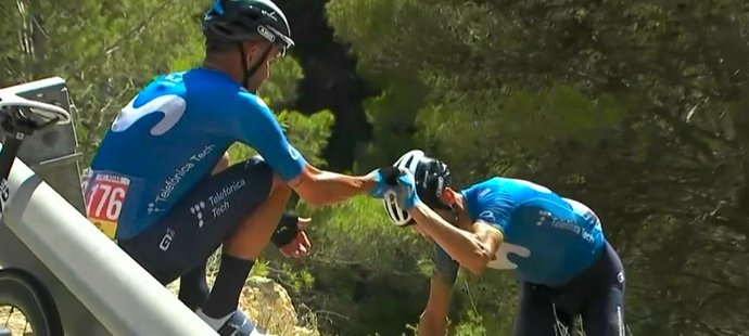 Zkušený španělský cyklista Alejandro Valverde ošklivě spadl při etapě na domácím závodu Vueltě