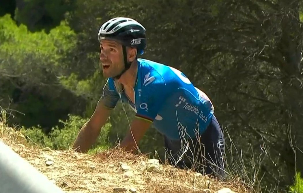 Zkušený španělský cyklista Alejandro Valverde ošklivě spadl při etapě na domácím závodu Vueltě