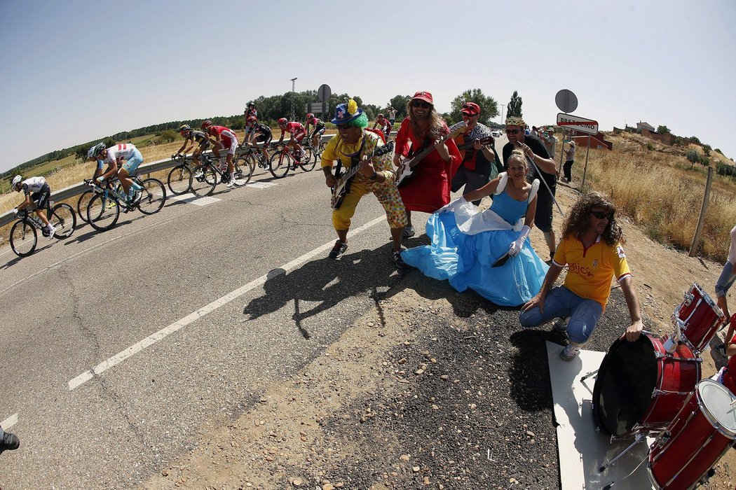 Oddaní fanoušci u projíždějícího pelotonu