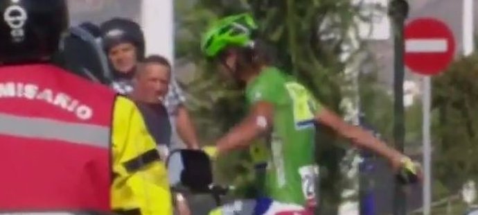 Naštvaný Peter Sagan kope do motorky, která ho zřejmě srazila na Vueltě