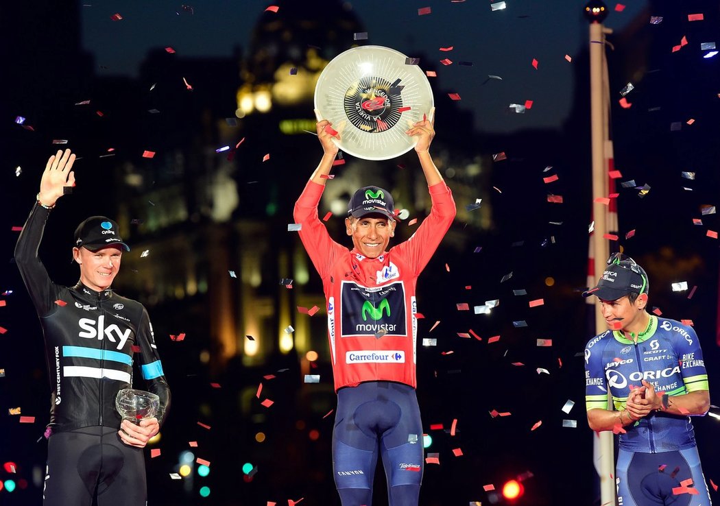 Kolumbijský cyklista s trofejí pro vítěze