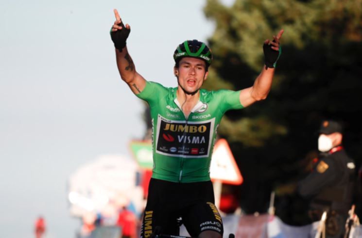 Slovinský cyklista Primož Roglič znovu útočí na celkové vedení ve Vueltě. Po triumfu na 10. etapě ztrácí na lídra Richarda Carapaze už jen tři sekundy