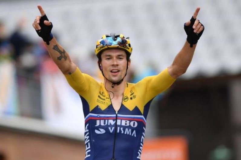 Slovinský cyklista Primož Roglič slaví vítězství v úvodní etapě Vuelty 2020