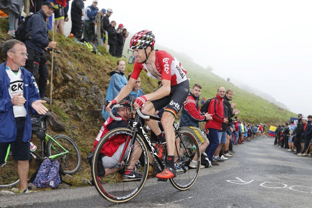 Belgický cyklista Sander Armée v jednom ze stoupání na slavné Vueltě