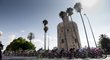 Peloton v sedmé etapě Vuelty projíždí kolem Torre del Oro v Seville