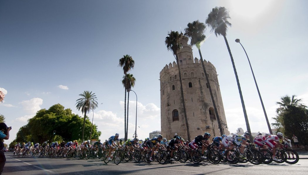 Peloton v sedmé etapě Vuelty projíždí kolem Torre del Oro v Seville