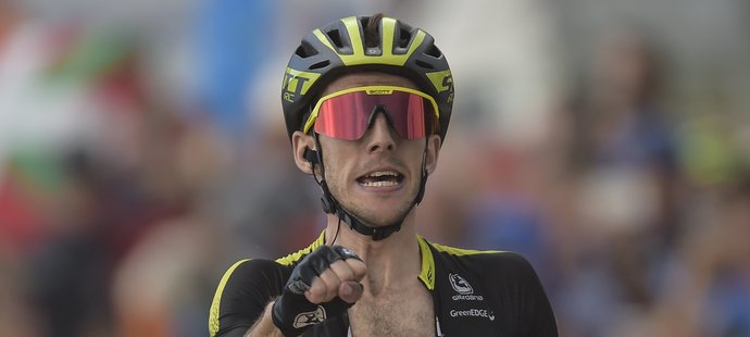 Simon Yates se raduje z triumfu ve 14. etapě Vuelty, díky kterému obleče červený dres lídra