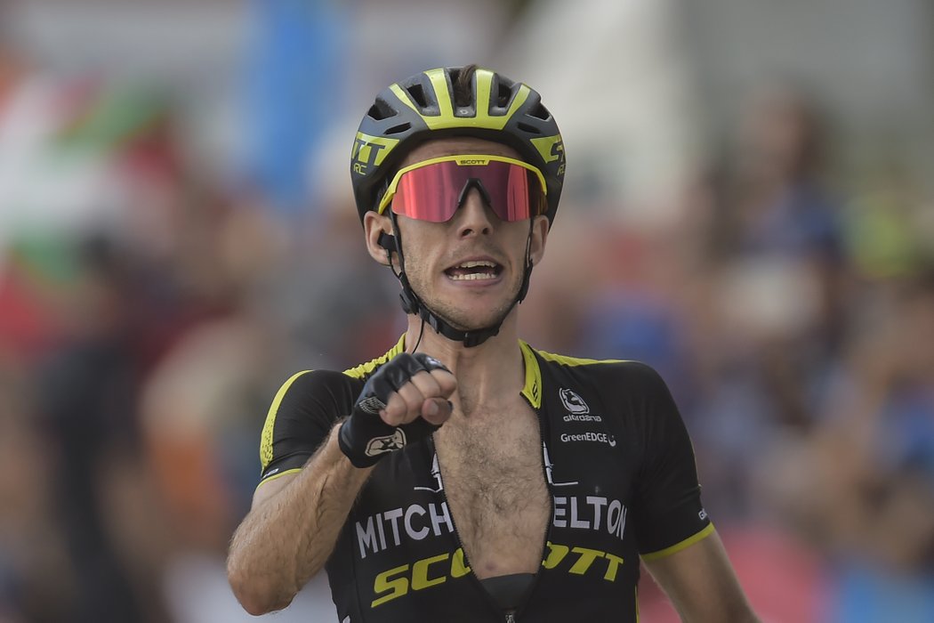 Simon Yates se raduje z triumfu ve 14. etapě Vuelty, díky kterému obleče červený dres lídra