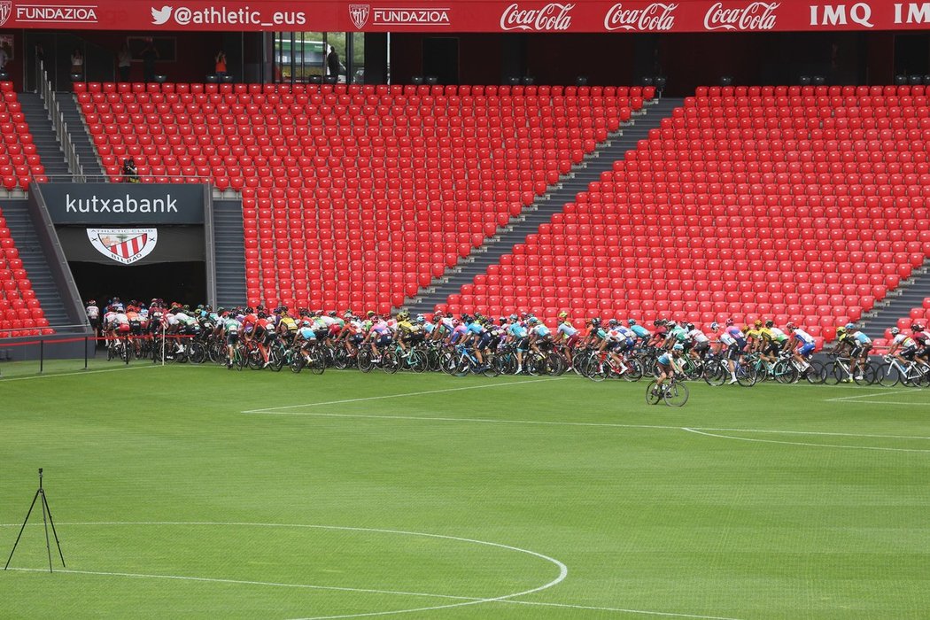 Na začátku 13. etapy se peloton Vuelty projel na fotbalovém stadionu