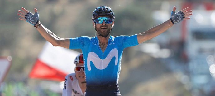 Alejandro Valverde projíždí jako vítěz cílem druhé etapy Vuelty