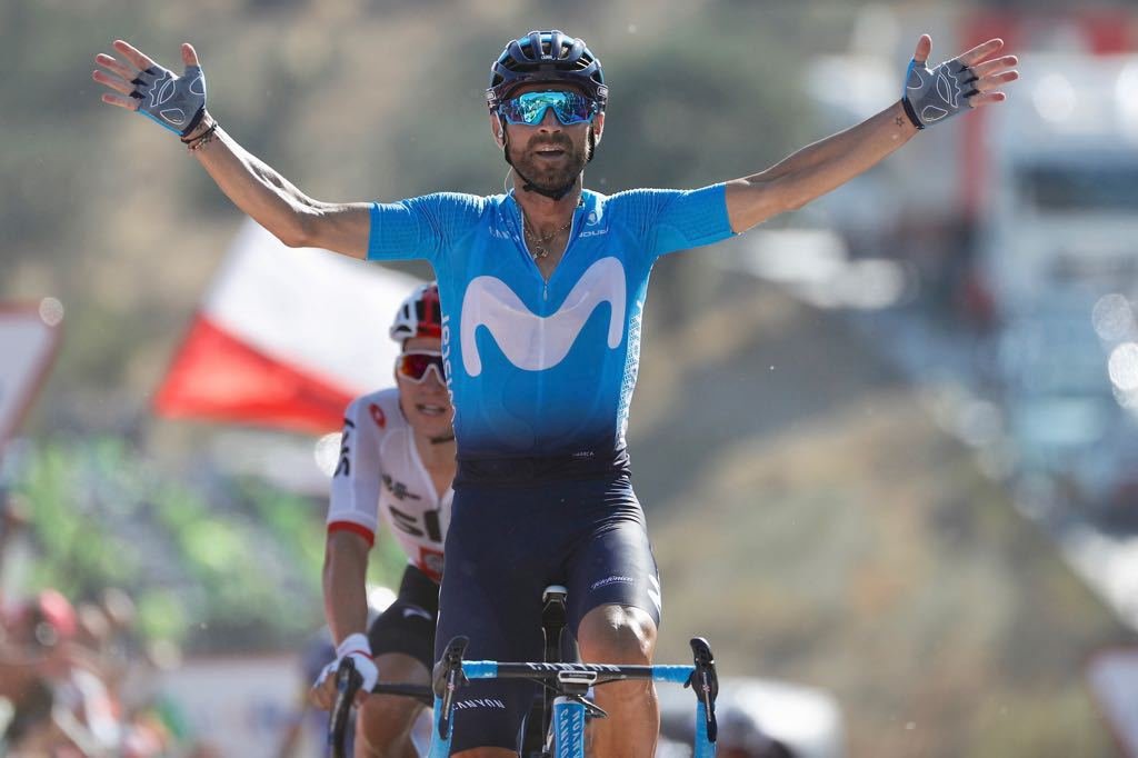 Alejandro Valverde projíždí jako vítěz cílem druhé etapy Vuelty